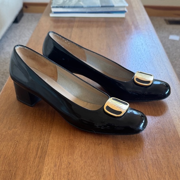 Salvatore Ferragamo Elegant Black Patent Leather Women's Shoes - Picture 1 of 4